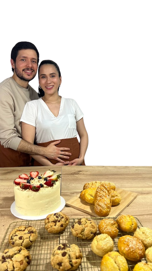 El equipo de Dulce Bienestar junto a sus tortas, panes y galletas saludables